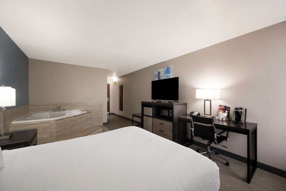 Suite, 1 Queen Bed, Non Smoking, Jetted Tub photo 3