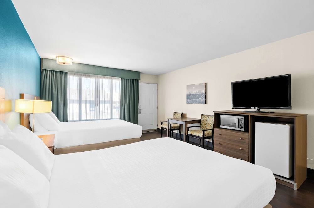 Standard Room, 2 Queen Beds, Non Smoking, Refrigerator & Microwave (Pet Friendly) photo 1