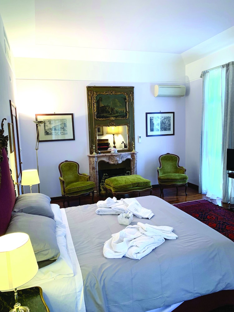 Classic Suite, 1 King Bed, Accessible, Pool View photo 3