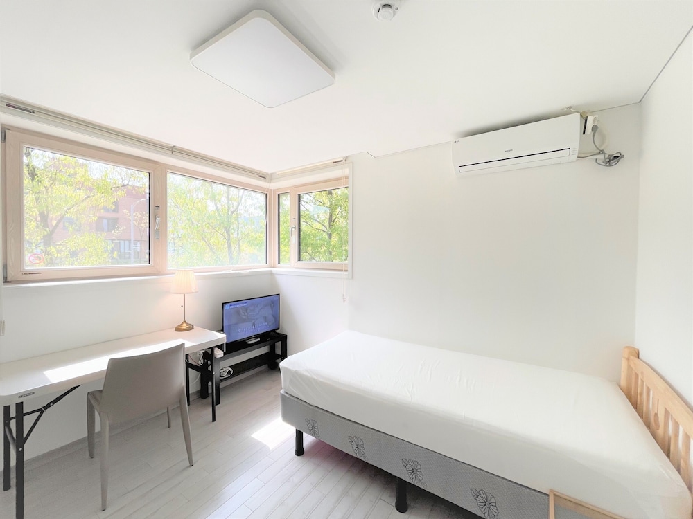 Basic Twin Room, 1 Bedroom, Non Smoking, Garden View (Self Check-In) photo 2