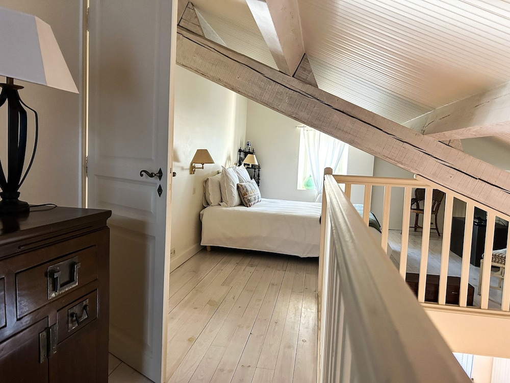 Duplex, Ensuite, Pool View photo 3