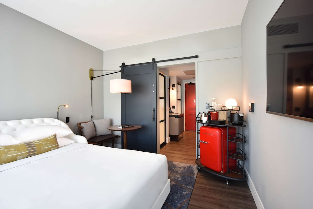Room, 1 King Bed, City View, Corner - Photo 2