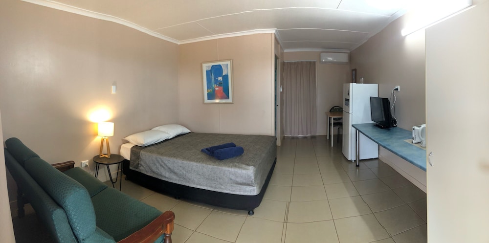 Queen Room photo 2