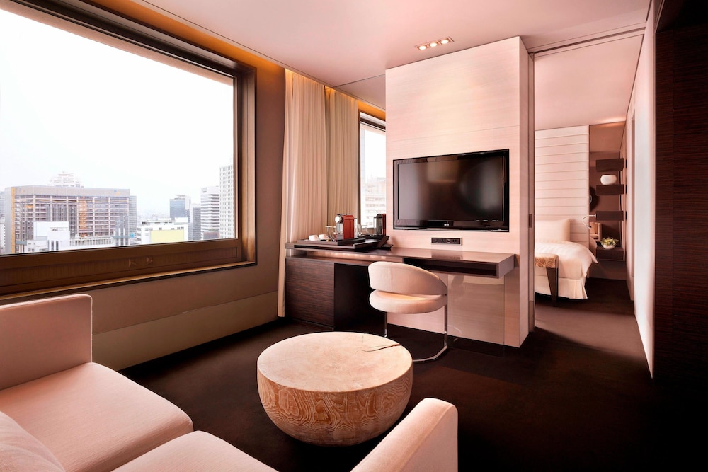 Premier Suite, 1 King Bed - Photo 4