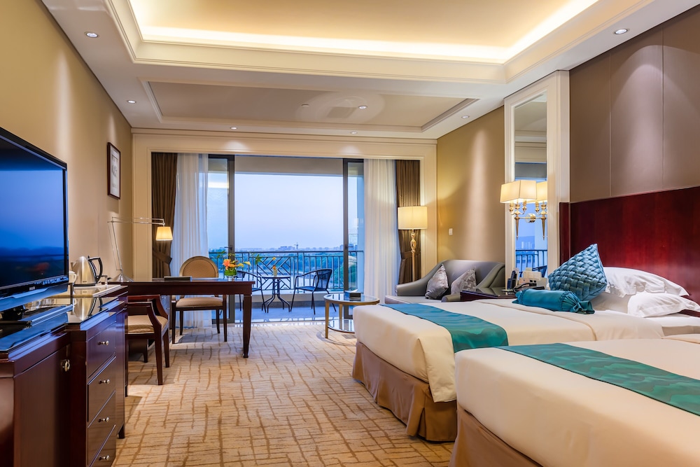 Deluxe Room with Lake View photo 3