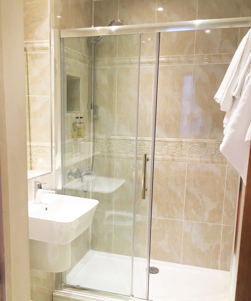 Economy Twin Room (Lower Ground Floor) photo 3