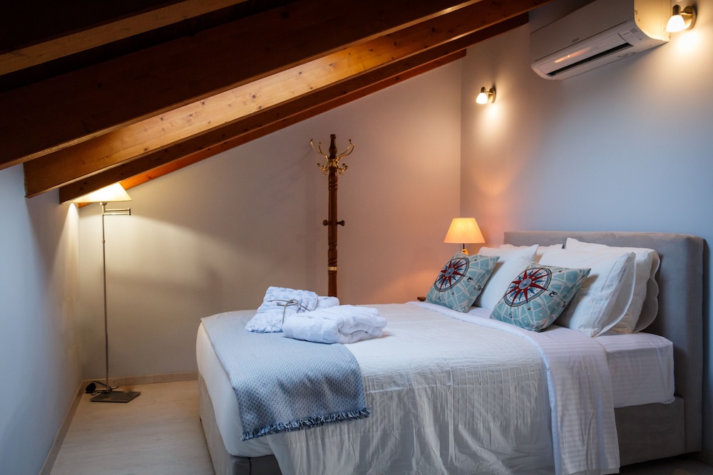 Luxury Villa, Sea View (Heated Pool & Spa)