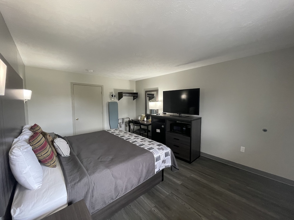 Room, 1 King Bed, Non Smoking, Jetted Tub - Photo 3