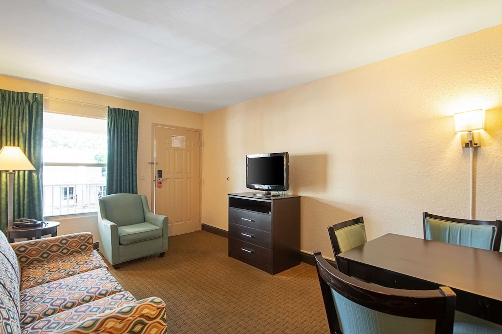 Suite, Multiple Beds, Non Smoking - Photo 3