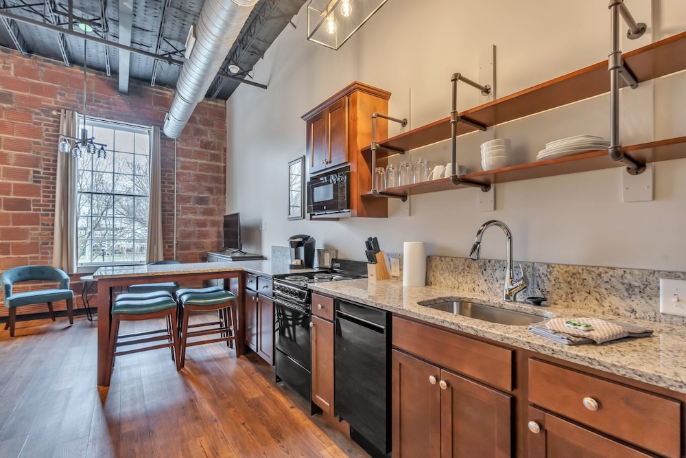 Queen Loft photo 2