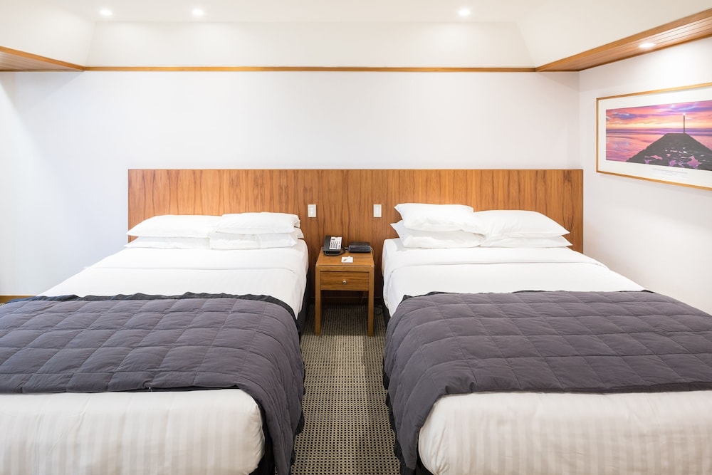 Premium Twin Room, 2 Queen Beds thumbnail 5