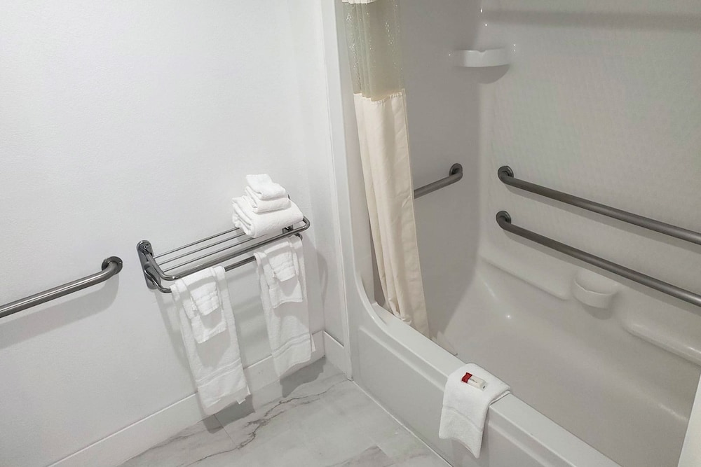 Luxury Studio Suite, 2 Queen Beds, Non Smoking - Photo 4