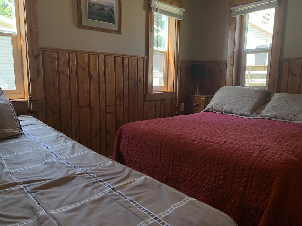 Cottage (2-Bed Lakeside Cottage)