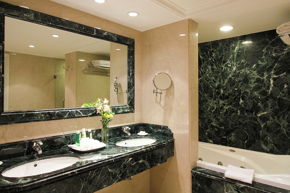 Executive Suite, Corner