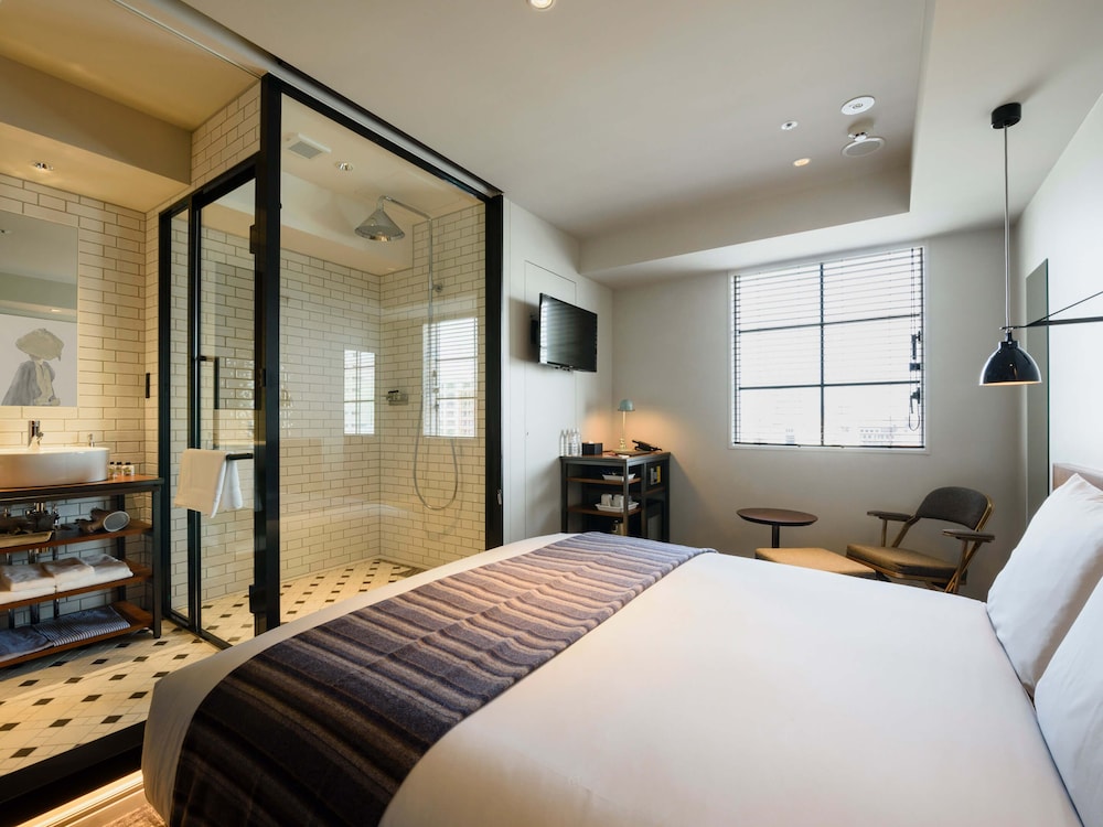 Double Room with King Bed (Rain Shower only) photo 1