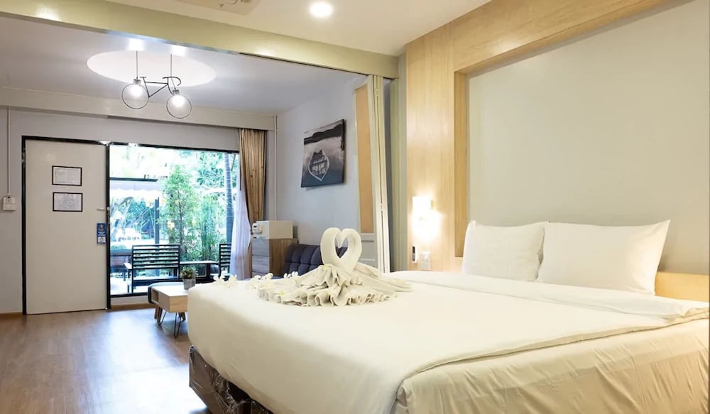 Deluxe Room - Photo 9
