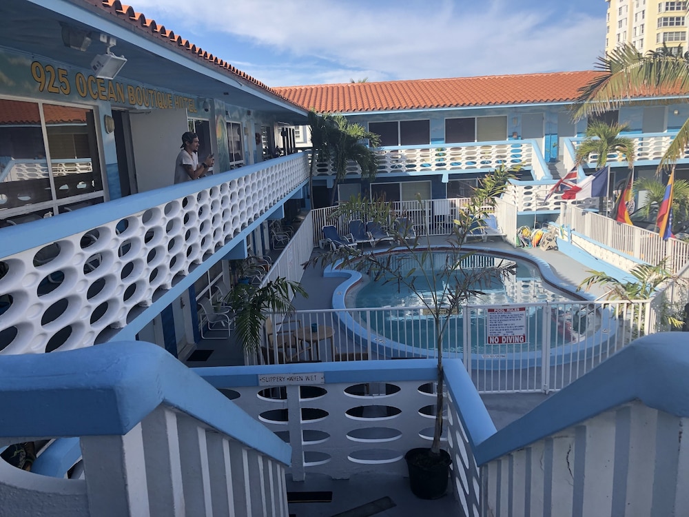 Deluxe Suite, 1 Bedroom, Poolside photo 3