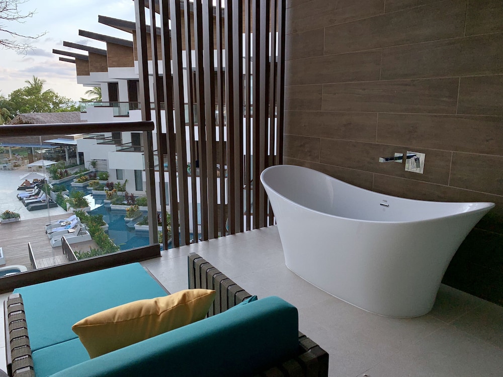 Junior Suite, 1 King Bed, Bathtub, Ocean View photo 3