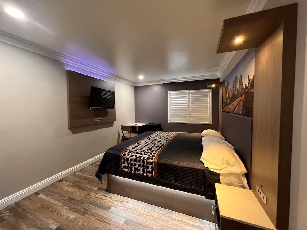 Standard Room, 1 King Bed photo 1