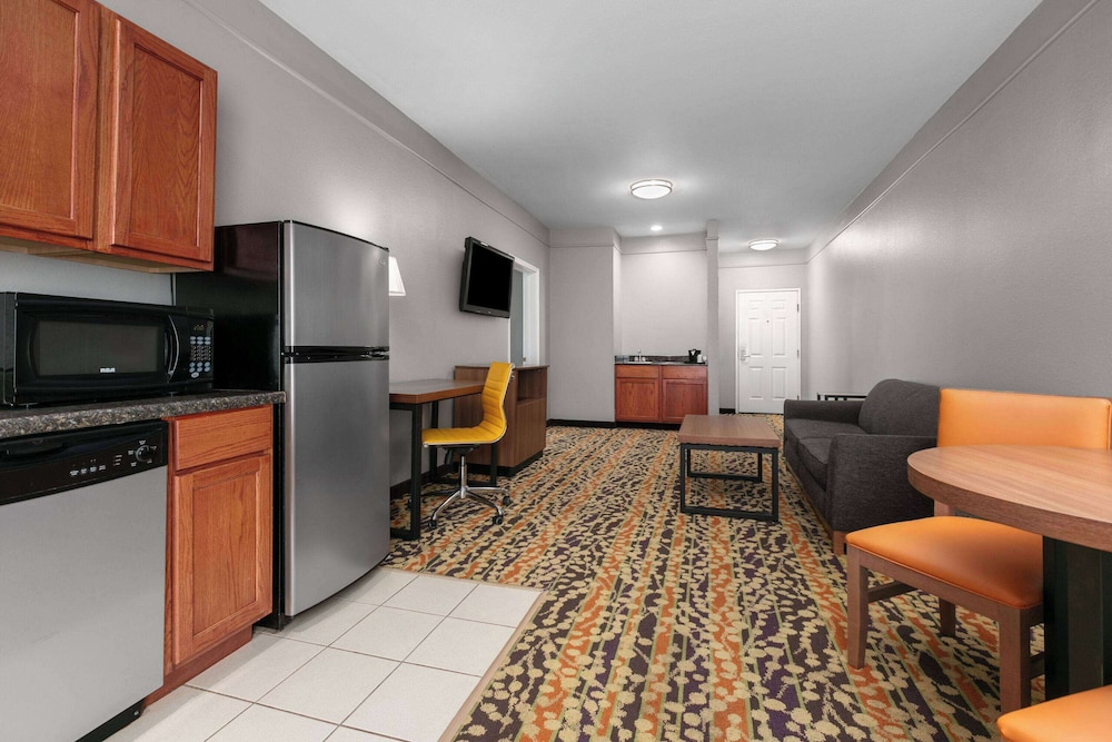 Suite, 1 King Bed, Non Smoking - Photo 2