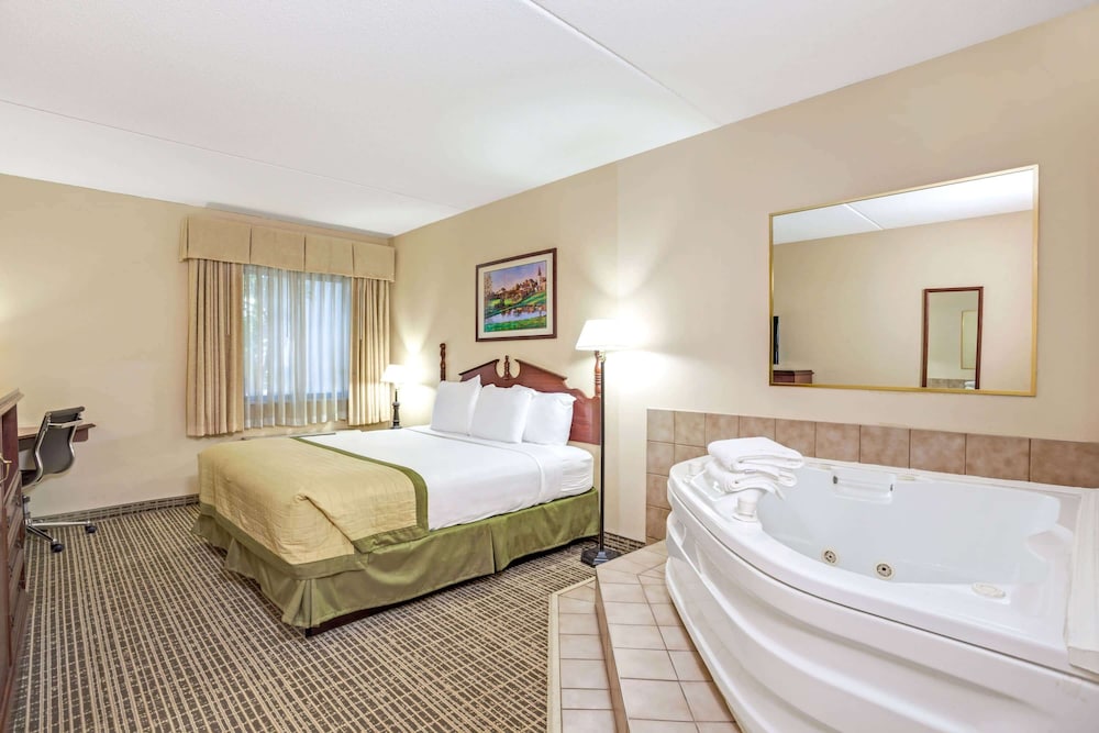 Suite, 1 King Bed - Photo 1