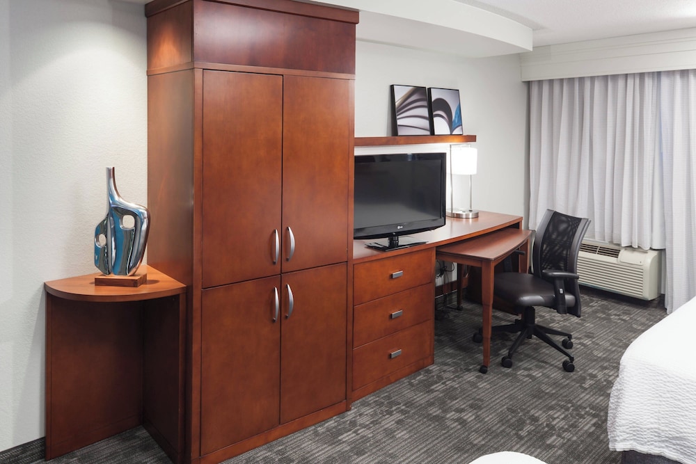 Room, 2 Queen Beds (Mobility Accessible, Tub) - Photo 2