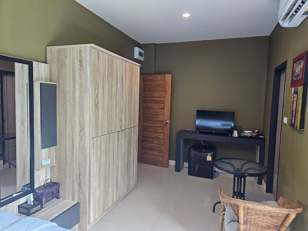 Deluxe Room, 1 King Bed photo 1