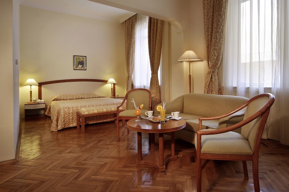 Room, 1 King Bed, Non Smoking - Photo 2