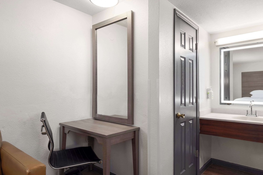 Suite, Multiple Beds, Non Smoking - Photo 4