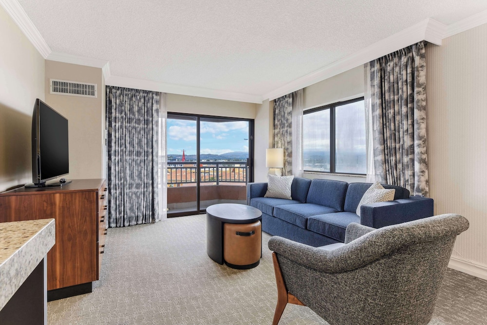 2 Double Beds Suite - Corner Stadium View, Balcony - Photo 4