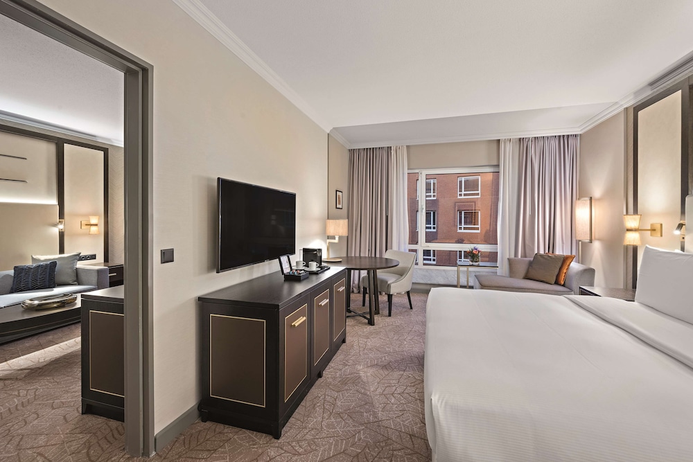 Suite, 1 King Bed, City View