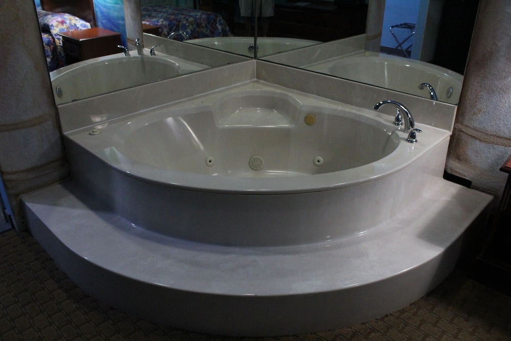 Standard Room, 1 Queen Bed, Jetted Tub photo 3