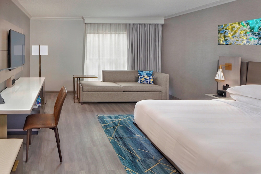 Deluxe Room, 1 King Bed (Mobility Accessible, Roll-In Shower) - Photo 1
