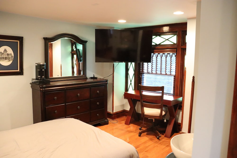 Double Room, Private Bathroom (Room 1 Single Queen)