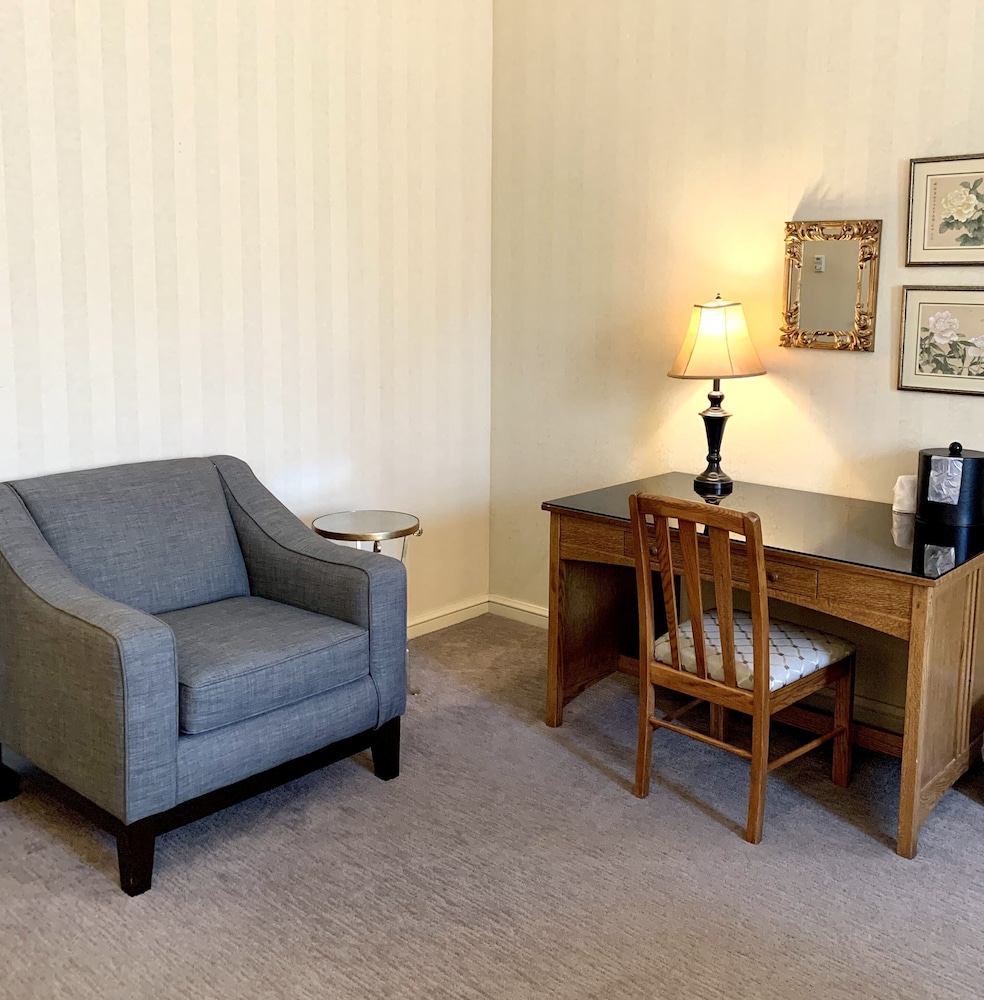 Deluxe Room, 1 King Bed, Jetted Tub (King Whirlpool) photo 2