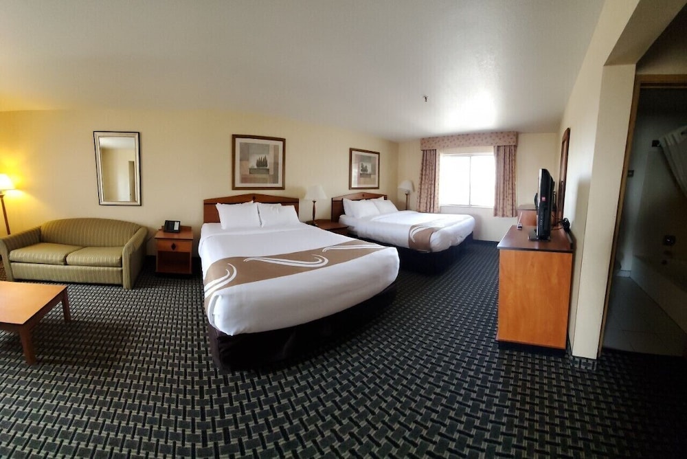 Room, Multiple Beds, Non Smoking (Larger Unit) - Photo 3
