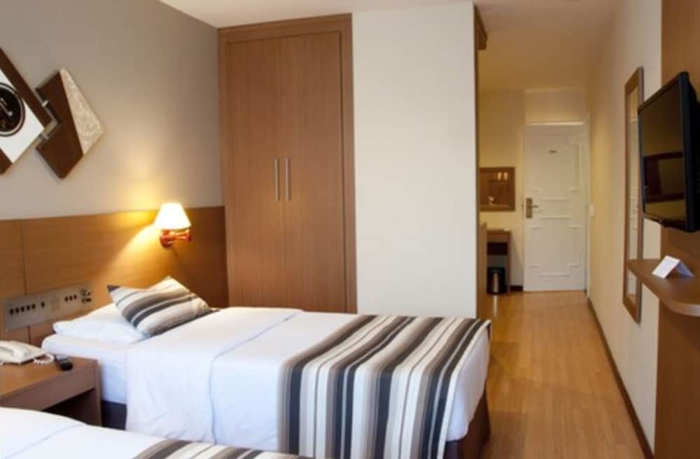 Suite, 2 Twin Beds - Photo 2