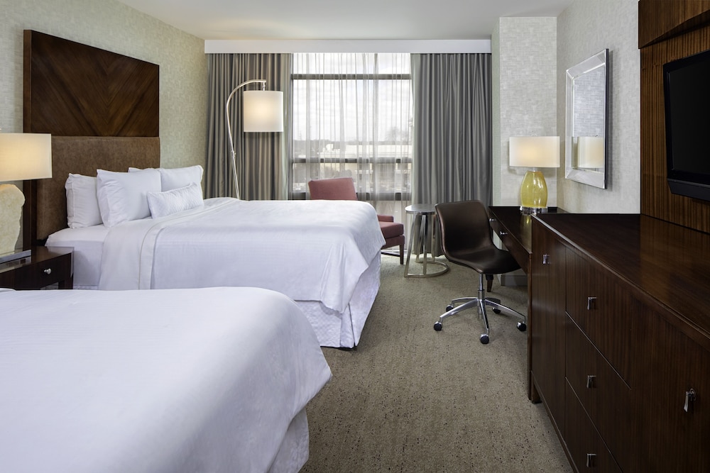 Traditional Room, 2 Queen Beds (Mobility Accessible, Tub)