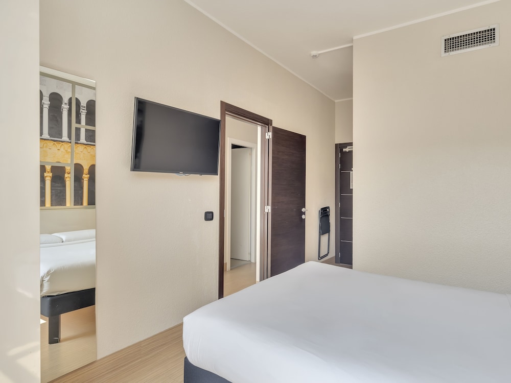 Standard Double Room, Non Smoking - Photo 6