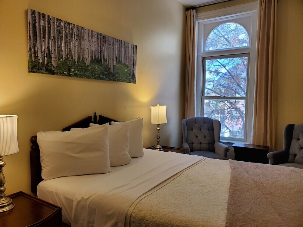 Room 14 - 1 Queen Bed