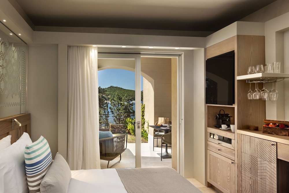 Room, 1 King Bed, Sea View thumbnail 6