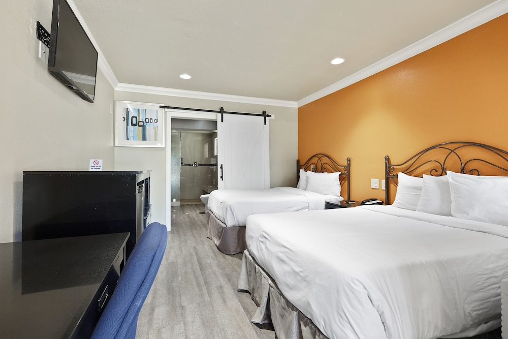 Deluxe Room, 2 Double Beds, Non Smoking, Ground Floor - Photo 1