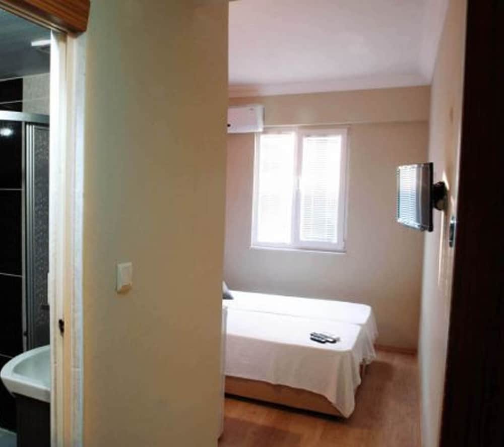 Economy Double Room photo 2