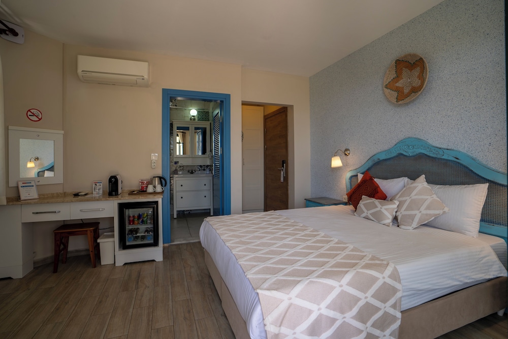 Double Room, 1 Queen Bed with Sofa bed, Non Smoking, Terrace photo 2