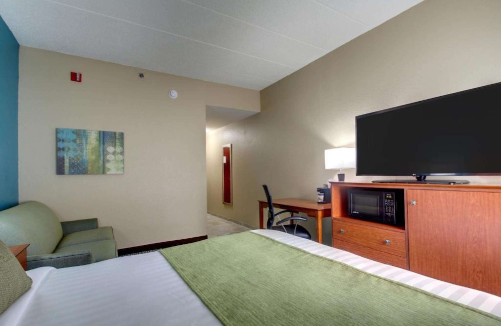 Standard Room, 1 Queen Bed, Non Smoking, Refrigerator & Microwave photo 3