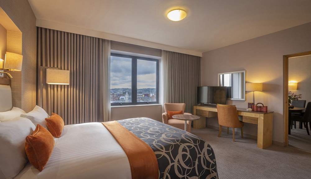 Executive Room - Photo 11