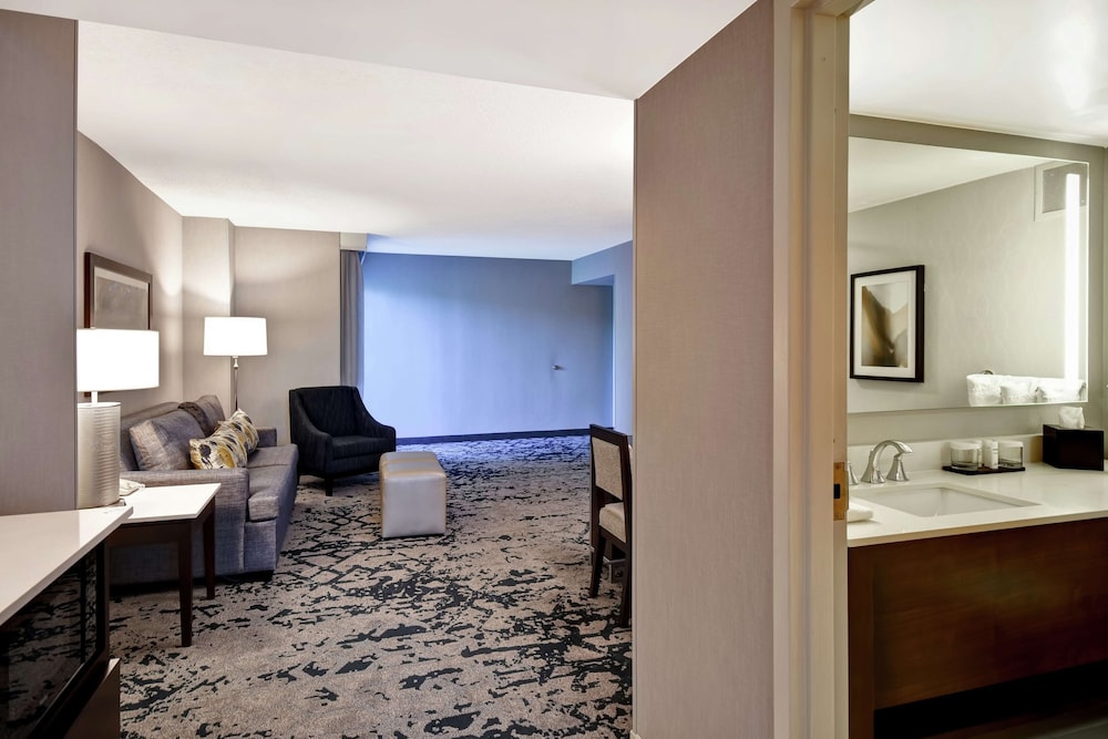 Premium Suite, 1 King Bed, Corner - Photo 7