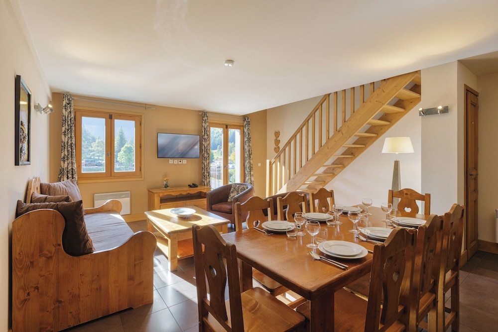 Family Apartment, Multiple Bedrooms (Vallorcine Balme 22 ski in / ski out) photo