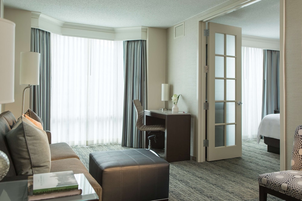 Suite, 1 King Bed - Photo 8