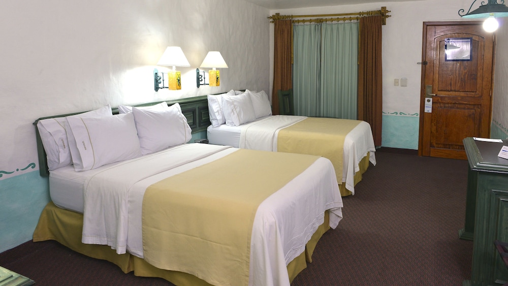 Standard Room, 2 Double Beds - Photo 2